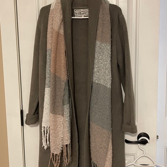 Lovely scarf -worn once -size is o/s - Picture 4 of 4